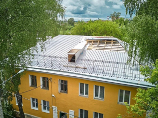 В Серпухове начали обновлять фасад и менять кровлю жилого дома на улице Новослободская