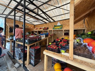 Хитрые торговцы организовали продажу сезонных фруктов и овощей на парковке в Рекинцо-2