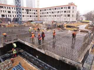 На стройке образовательного комплекса в мкр Опытное поле возводят четвертый этаж