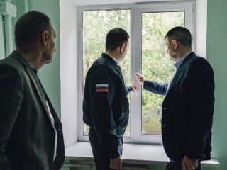 Новые пластиковые окна вставили в доме на улице Ленина во время ремонта подъезда