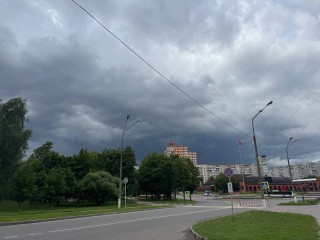 На Дзержинский надвигается гроза, дождь и сильный ветер
