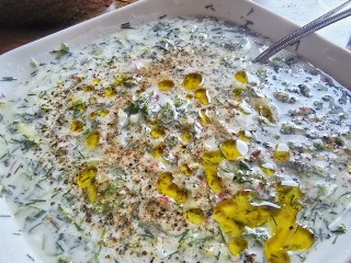 Луховицкий фермер поделилась рецептом окрошки с кефиром из козьего молока