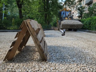 На улице Калинина в Лобне начали асфальтировать дворы