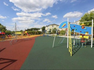 Резиновую крошку заменят на детских площадках Подмосковья