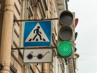 В Подмосковье установят 50 светофоров со звуковыми сигналами для людей с инвалидностью