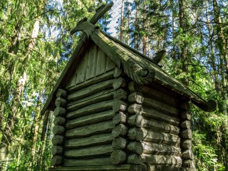 На площади перед Дворцом культуры установили сказочную избушку