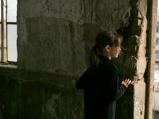 Дети проникают в заброшенный кинотеатр в Долгопрудном и играют на крыше
