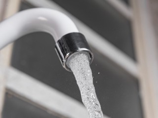 Утечку на трассе холодного водоснабжения в Клемово устранят до вечера 5 июня