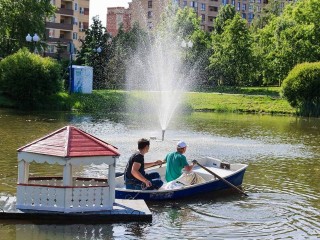 Домик для уток установили на Ядреевском пруду при участии детей
