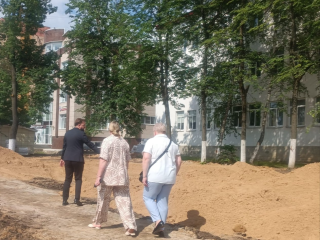 Зачем вырубили деревья на Маршала Жукова, объяснили в администрации округа