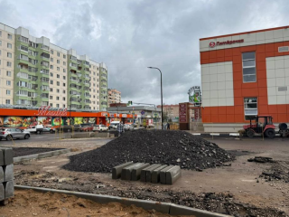 У торгового центра на Мальково строят парковку, тротуары и сажают деревья
