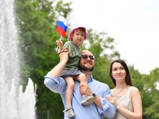 Куда сходить с ребенком в День России: триколор-флешмоб, парковый квиз и пенная дискотека