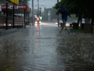 Синоптики рассказали, когда в Подмосковье закончатся мощные залповые ливни