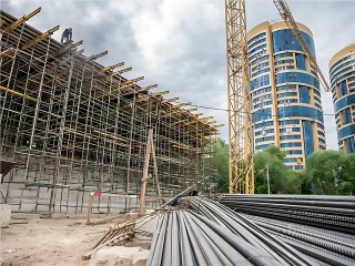 Глава Реутова проверил ход строительства Академии вратарского мастерства
