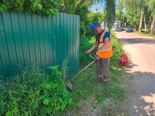 Городские службы начали косить траву в Рабочем поселке в Зарайске
