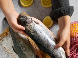 Рыбные деликатесы и свежая колбаса: во Власихе открылась сезонная ярмарка
