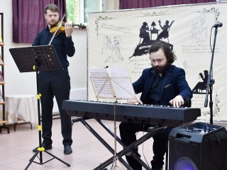 Скрипку с аккордеоном подружили исполнители в Ногинске в Пушкинский день