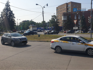 На круговом перекрестке улиц Гагарина и Королева столкнулись четыре автомобиля