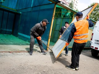 В Люберцах приступили к сносу незаконной крытой парковки на Октябрьском проспекте