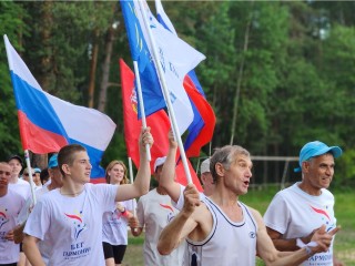 Жители Волоколамска встретили бегунов факельной эстафеты