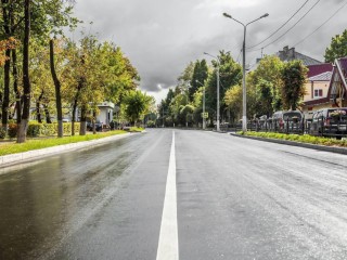 Риск аквапланирования вырос на трассах Подмосковья из-за дождей