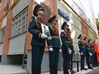 Мемориальную доску участнику СВО Дмитрию Лещенко открыли в Балашихе