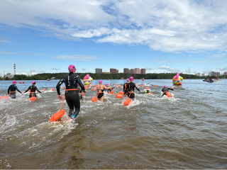 Купальный сезон в Красногорске открыли заплывом на открытой воде