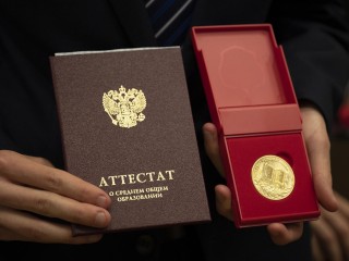 В Ленинском округе появилась первая в 2025 году мультистобалльница ЕГЭ