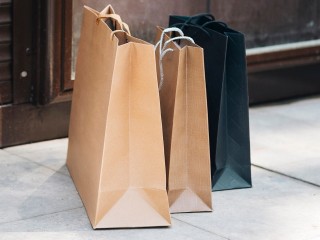 Мужчину, забывшего в магазине пакет с вещами, ищут в Балашихе
