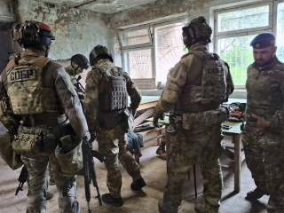 Профессиональные бойцы тренировали учеников клуба «Штурмовик» оборонять здание