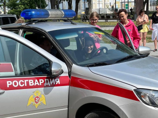 Офицеры СОБР «Гюрза» рассказали школьникам о своей работе