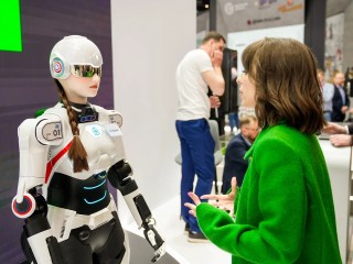 Самый красивый и фигуристый робот София представила Подмосковье на ПМЭФ