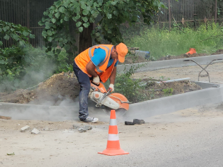 Вдоль автомобильной дороги по улице Спасателей обустроят тротуар