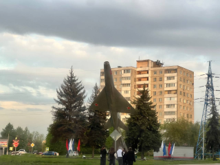 Памятник в шапке и самолет с пропеллером: студенты МФТИ отметили сдачу госэкзаменов