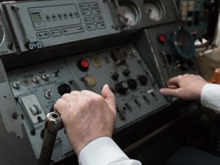 По факту проникновения подростков в кабину машиниста электрички завели дело