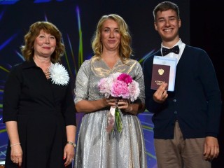 Более 20 золотых и серебряных медалей получили выпускники лицея №1 имени Титова
