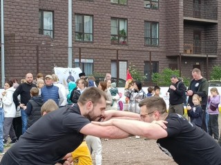 На празднике «Русский двор» в Лобне гостям предложили сломать гвозди руками
