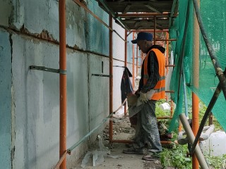 Фасады и балконы многоэтажек обновляют на проспекте Ильича