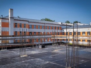 На стройке нового корпуса лицея в Бронницах приступили к возведению первого этажа