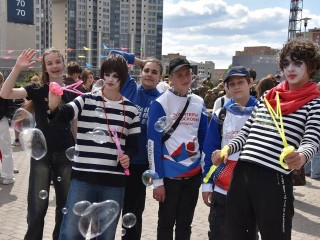 Джампинг-фест, световое шоу и барабанный батл провели в Щелкове в честь Дня молодежи