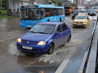 Дорожники Подмосковья ликвидируют последствия непогоды на трех дорогах