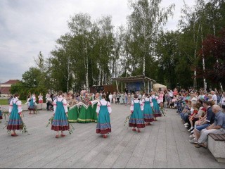 Праздничные гуляния в честь Дня Святой Троицы собрали тысячи жителей в Сергиевом Посаде