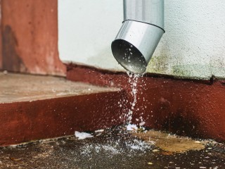 В Королеве восстановили водосточные трубы на улице Комитетский лес