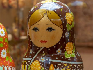Японский музыкант обучает игре на инструменте, придуманном жителем Балашихи