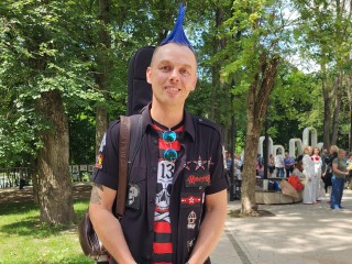 На фестивале в Звенигороде даже электромонтер взял в руки гитару и запел