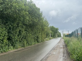 К октябрю на проезде №5077 в Ленинском округе появится пешеходный тротуар