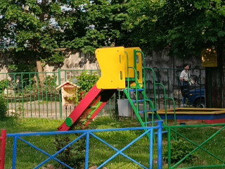 В нескольких дворах на Центральной в 2026 году поменяют блоки детских площадок