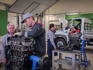 Будущие автомеханики демонстрируют свои умения экспертам в Бронницах