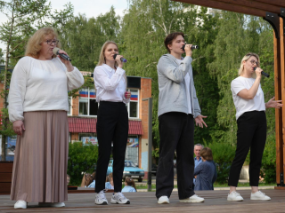 От песен про Родину до хитов 60-х: жители Дзержинского встретили День России с размахом