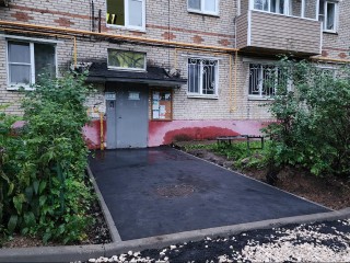 Во дворах на улице Калинина заасфальтировали дорожки